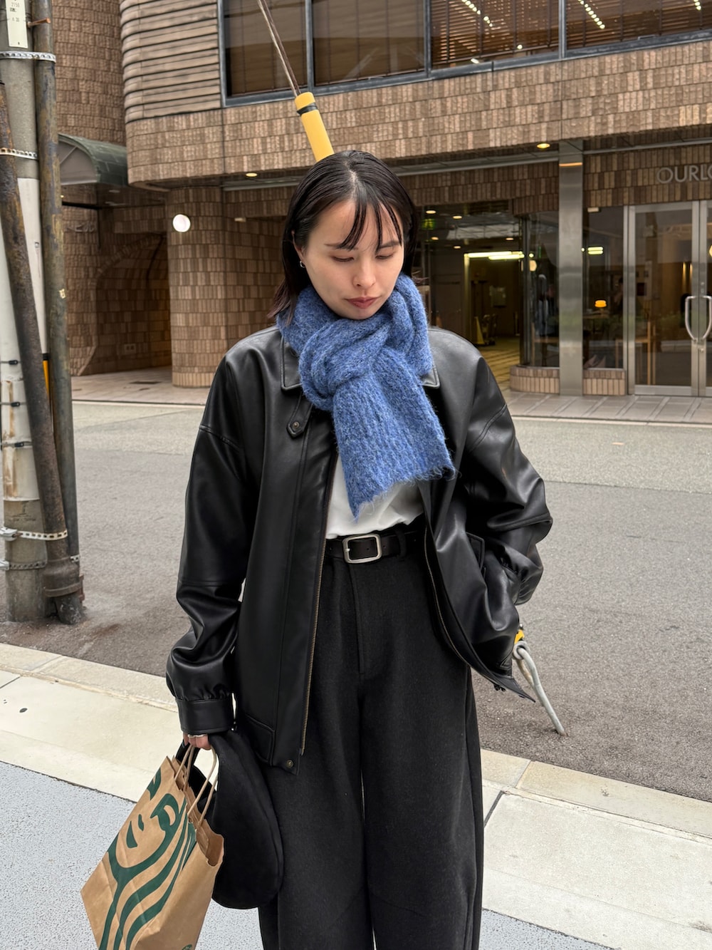 ブラック系のブルゾン、ホワイト系のTシャツ/カットソー、グレー系のその他パンツを着用したレディースの秋コーディネートの3枚目の写真