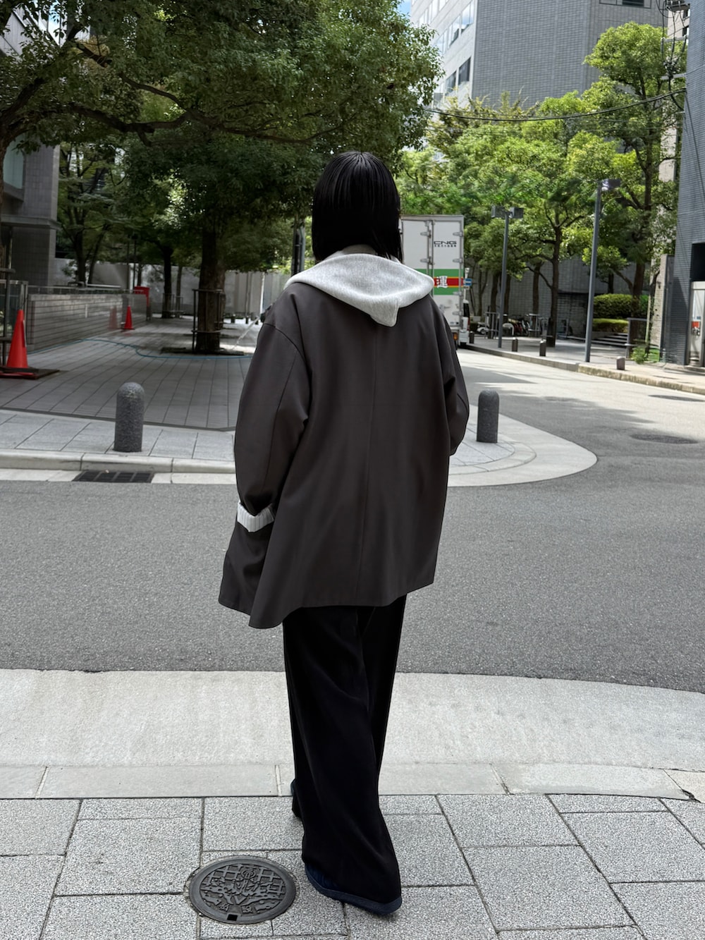 ホワイト系のTシャツ/カットソー、グレー系のパーカー、グレー系のテーラードジャケットを着用したレディースの秋コーディネートの4枚目の写真