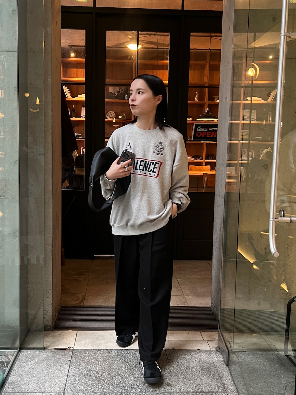 グレー系のTシャツ/カットソー、ブラック系のその他パンツを着用したレディースの春コーディネートの2枚目の写真