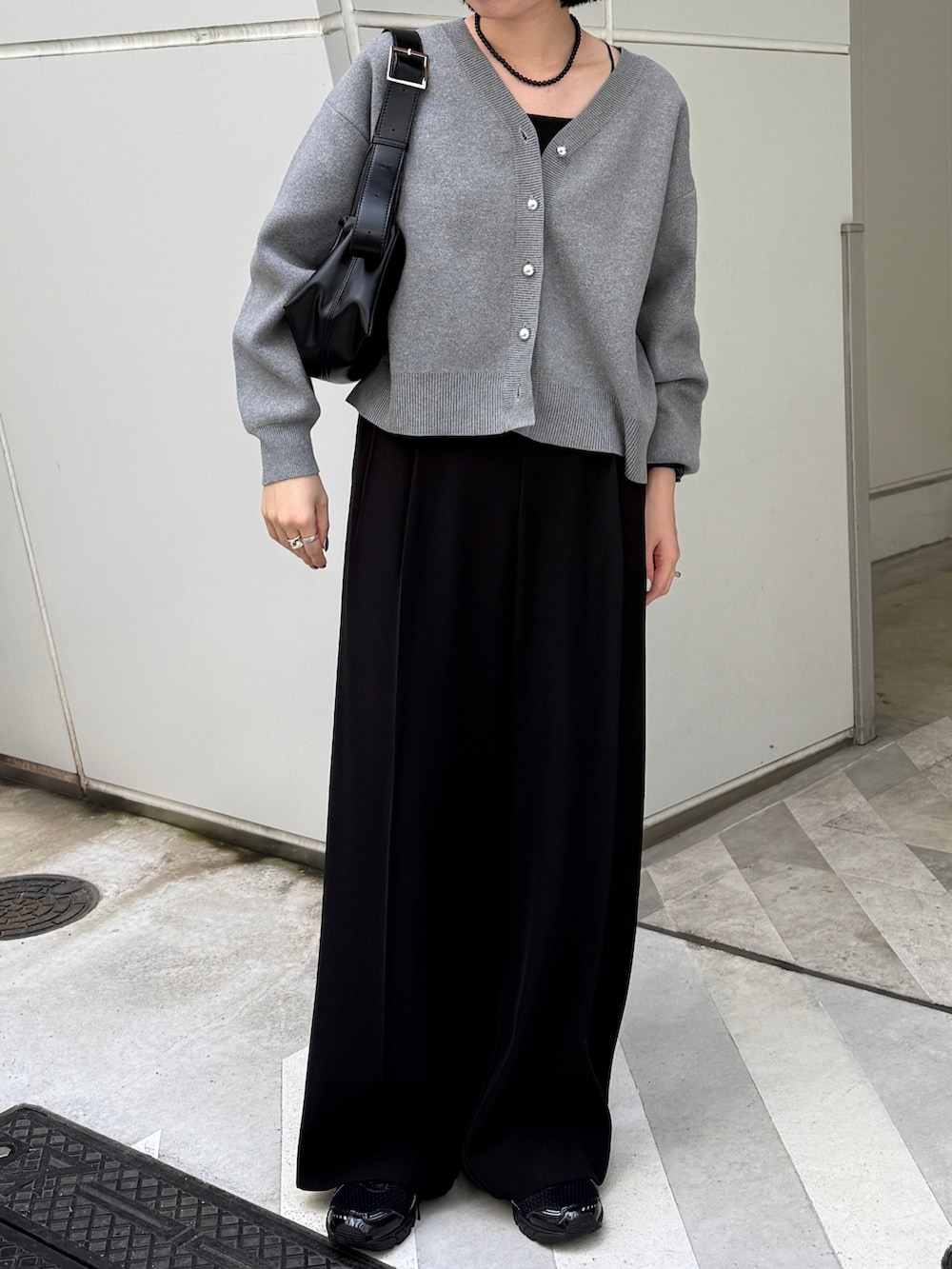 グレー系のカーディガン/ボレロ、ブラック系のその他パンツ、ブラック系のショルダーバッグを着用したレディースの秋コーディネートの3枚目の写真