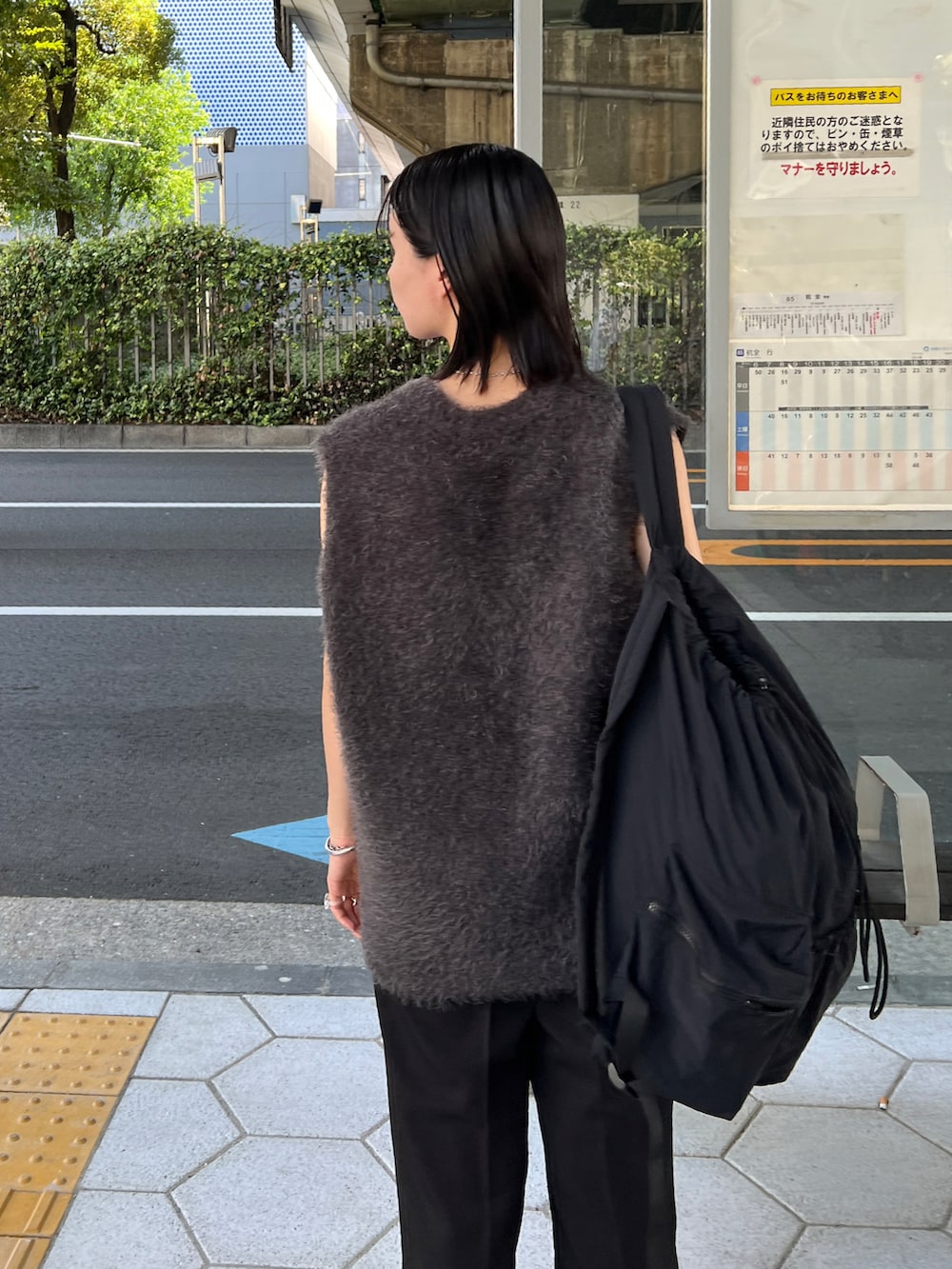 グレー系のニット/セーター、ブラック系のその他パンツを着用したレディースの秋コーディネートの3枚目の写真