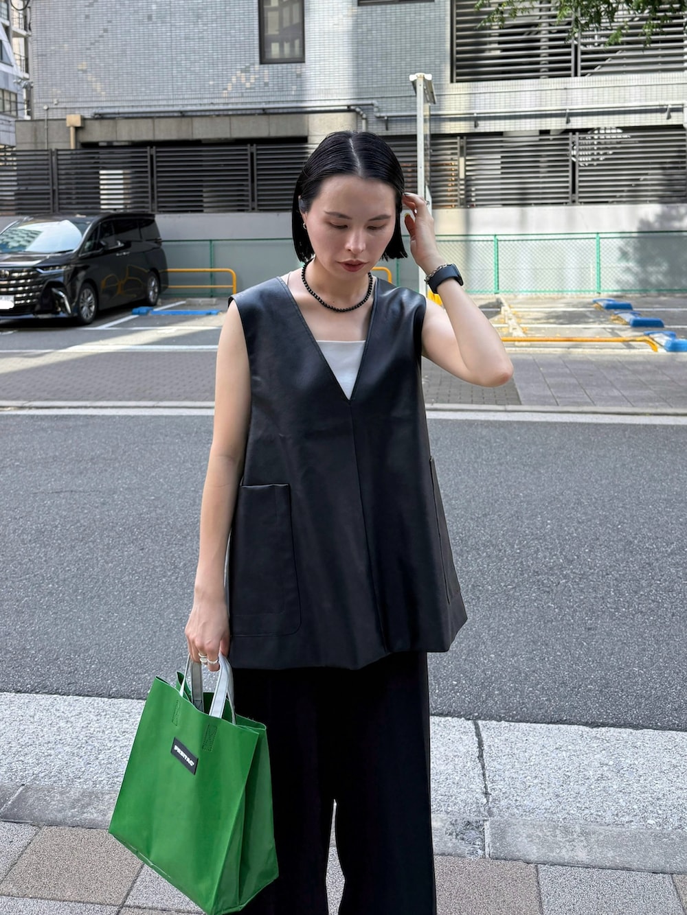 ブラック系のベスト、ブラック系のその他パンツを着用したレディースの秋コーディネートの2枚目の写真