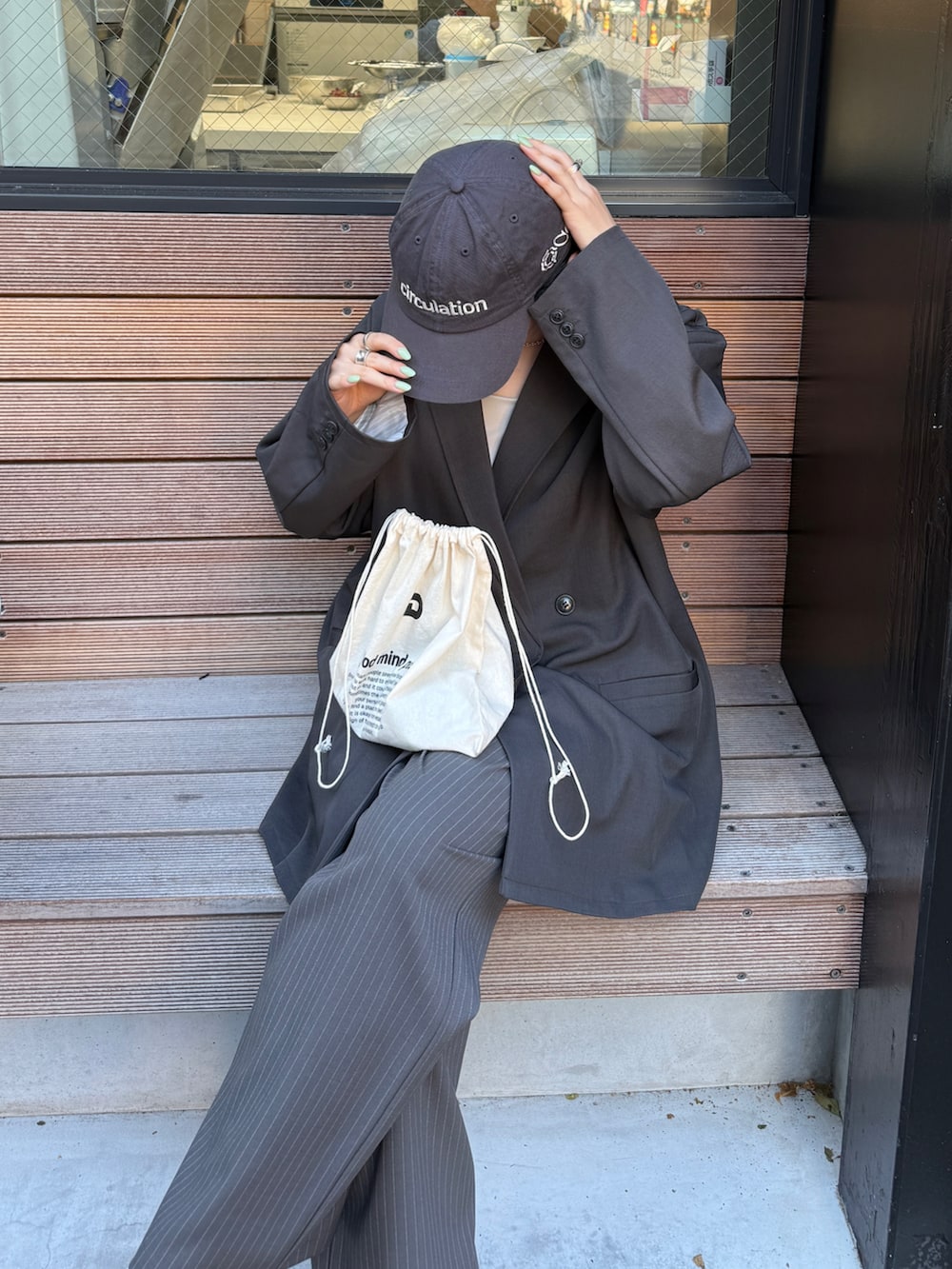 グレー系のテーラードジャケット、グレー系のその他パンツを着用したレディースの秋コーディネートの4枚目の写真