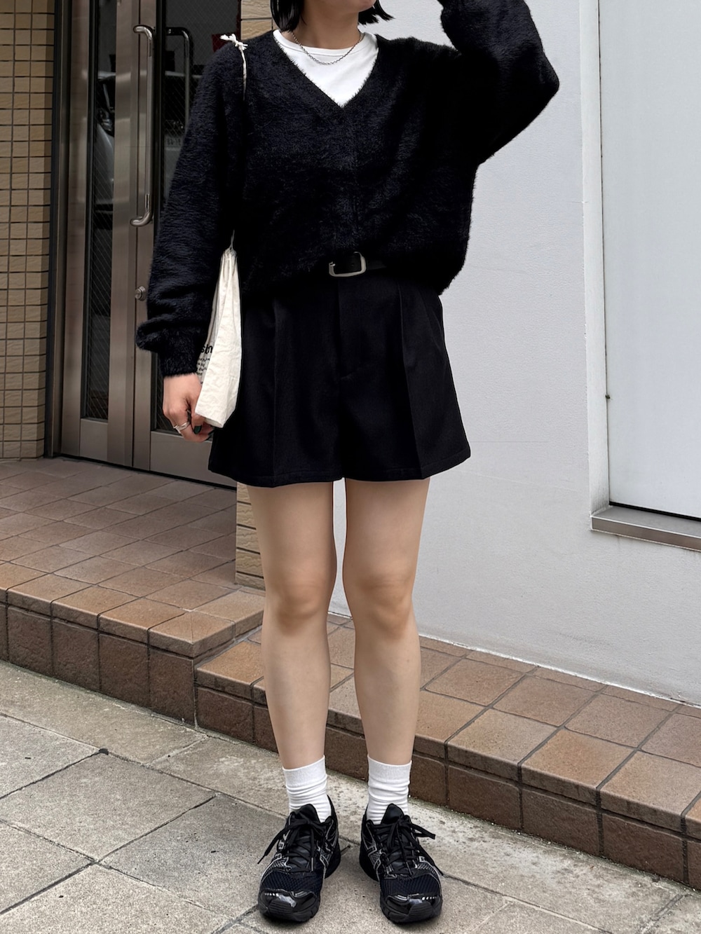 ブラック系のカーディガン/ボレロ、ホワイト系のTシャツ/カットソー、ブラック系のその他パンツを着用したレディースの秋コーディネートの3枚目の写真