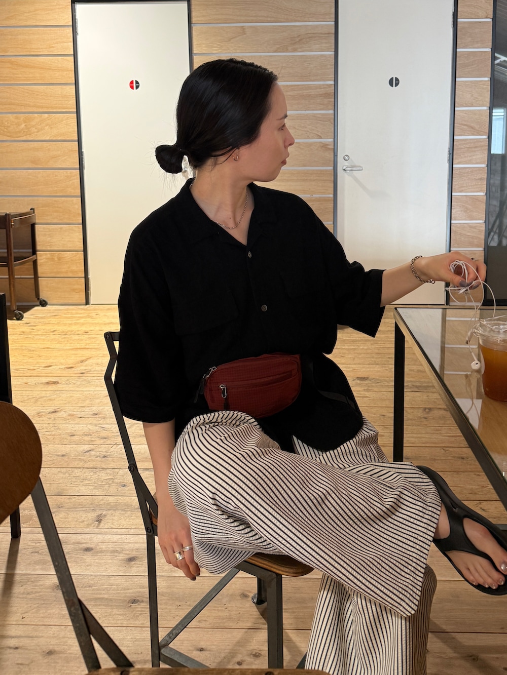 ブラック系のシャツ/ブラウス、レッド系のボディバッグ/ウエストポーチ、ホワイト系のその他パンツを着用したレディースの秋コーディネートの3枚目の写真