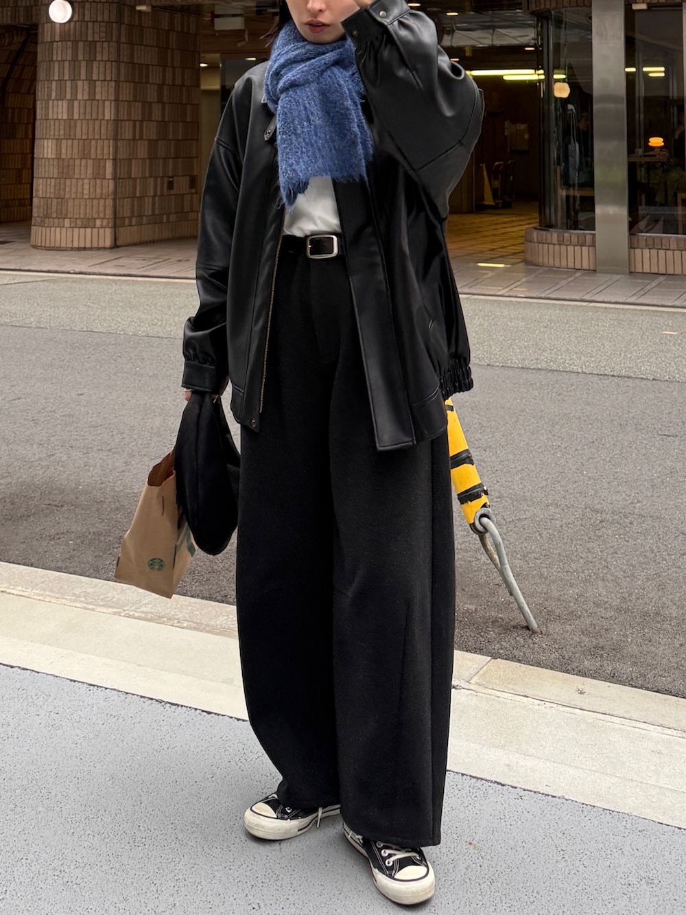 ブラック系のブルゾン、ホワイト系のTシャツ/カットソー、グレー系のその他パンツを着用したレディースの秋コーディネートの2枚目の写真