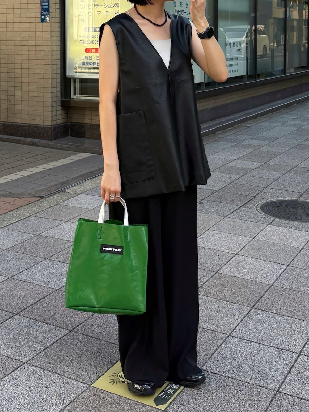 ブラック系のベスト、ブラック系のその他パンツを着用したレディースの秋コーディネートの4枚目の写真