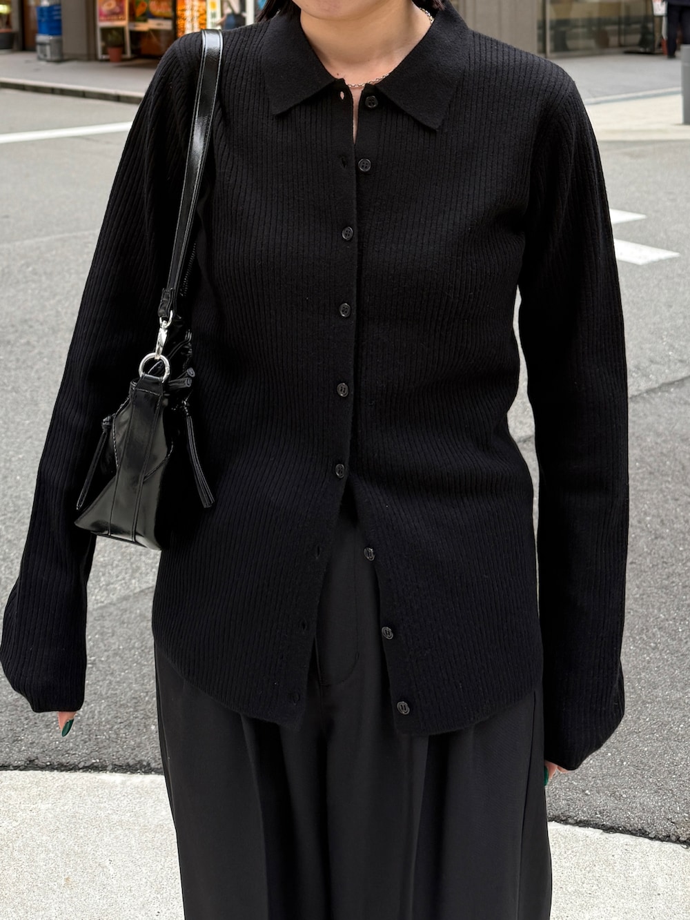 ブラック系のニット/セーター、ブラック系のスラックス、ブラック系のショルダーバッグを着用したレディースの秋コーディネートの2枚目の写真