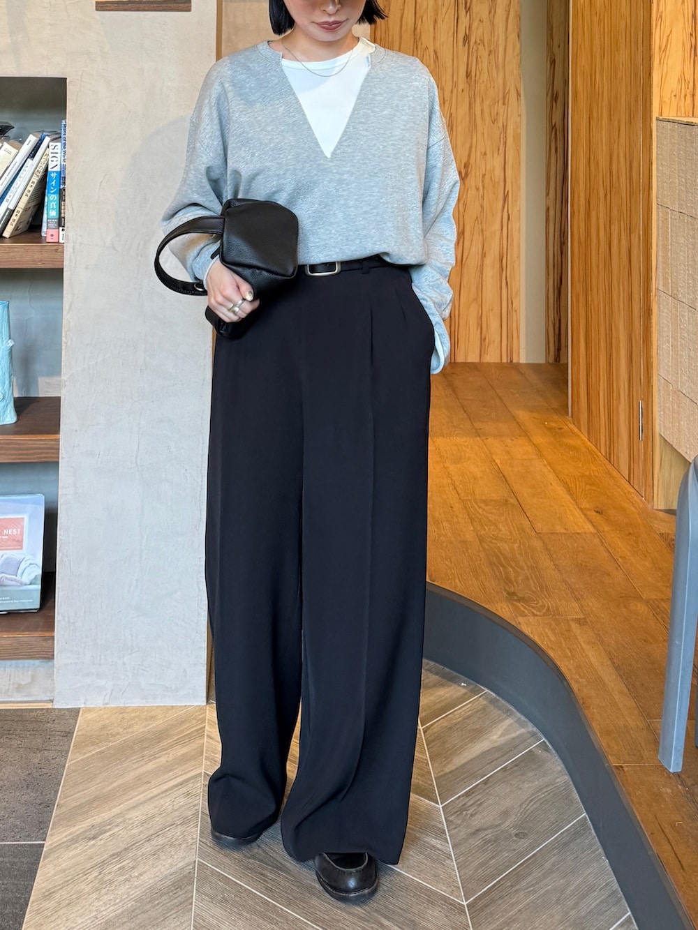 ブラック系のショルダーバッグ、グレー系のスウェット、ブラック系のその他パンツを着用したレディースの秋コーディネートの3枚目の写真