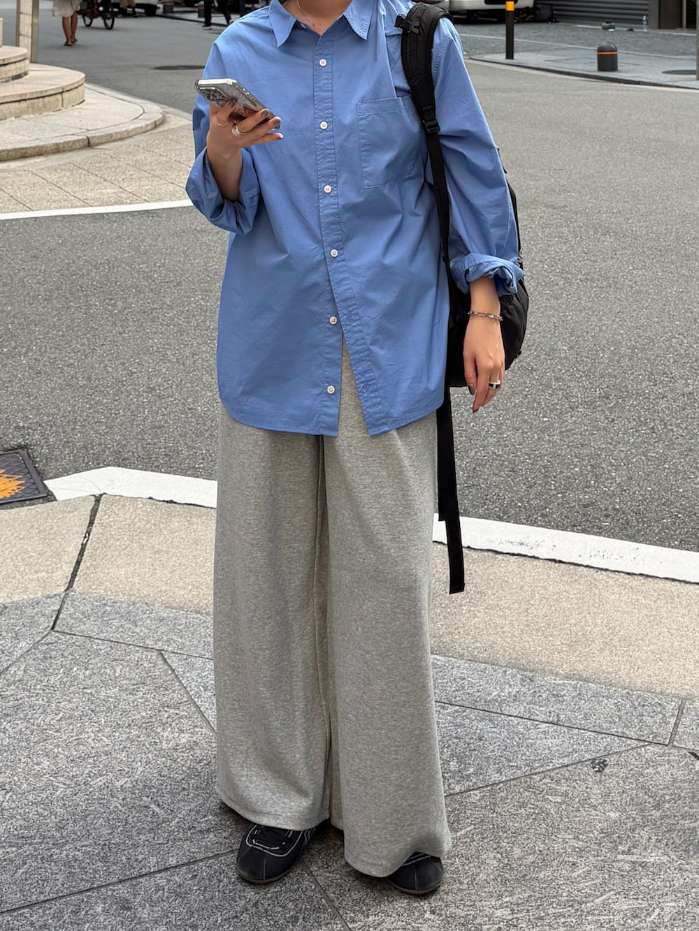 グレー系のパンツ、ブルー系のシャツ/ブラウスを着用したレディースの秋コーディネートの5枚目の写真