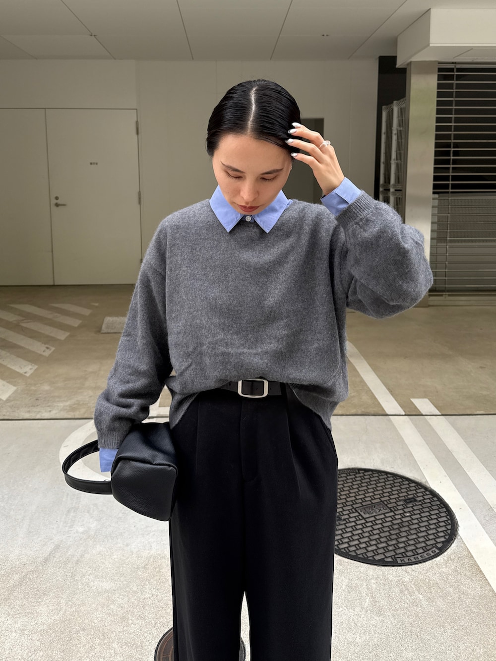 グレー系のニット/セーター、ブルー系のシャツ/ブラウス、ブラック系のその他パンツを着用したレディースの秋コーディネートの2枚目の写真