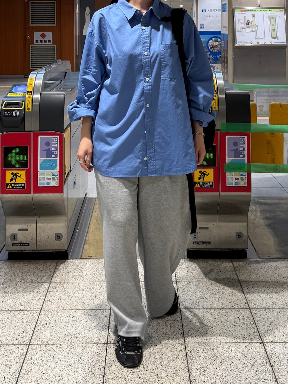 グレー系のパンツ、ブルー系のシャツ/ブラウスを着用したレディースの秋コーディネートの2枚目の写真