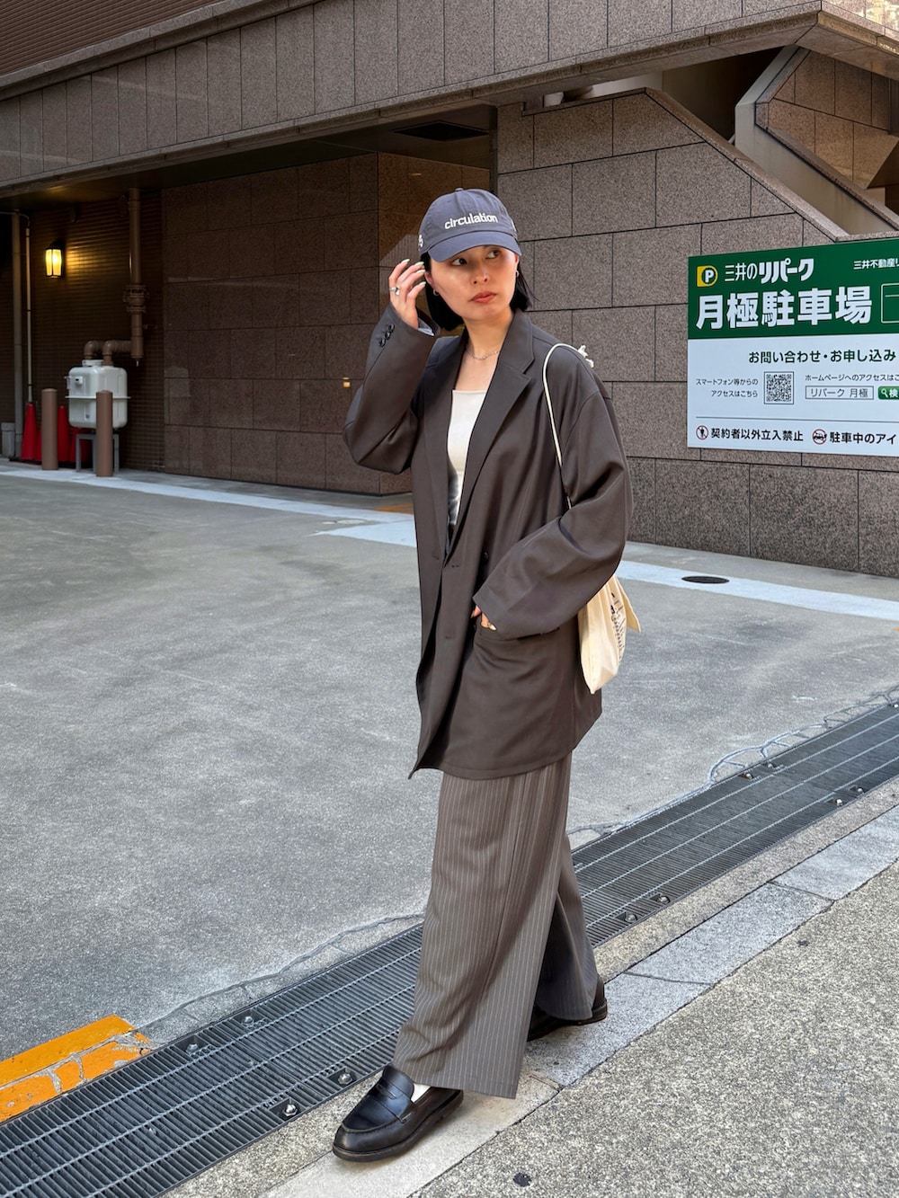 グレー系のテーラードジャケット、グレー系のその他パンツを着用したレディースの秋コーディネートの3枚目の写真