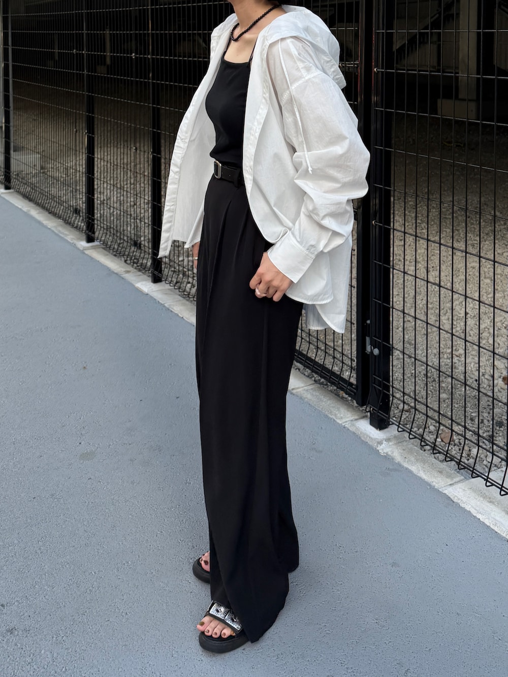 ホワイト系のシャツ/ブラウス、ブラック系のキャミソール、ブラック系のその他パンツを着用したレディースの秋コーディネートの4枚目の写真