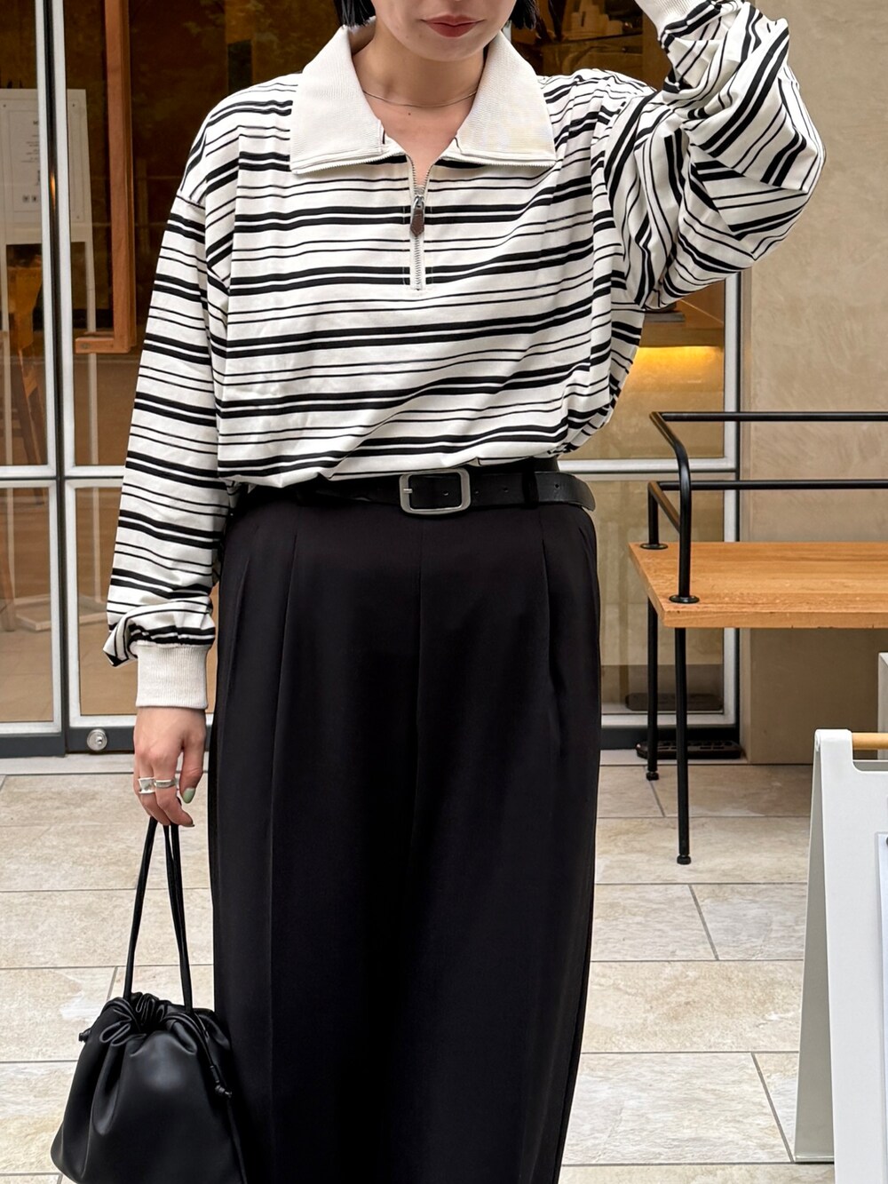 ホワイト系のTシャツ/カットソー、ブラック系のその他パンツ、ブラック系のショルダーバッグを着用したレディースの秋コーディネートの2枚目の写真