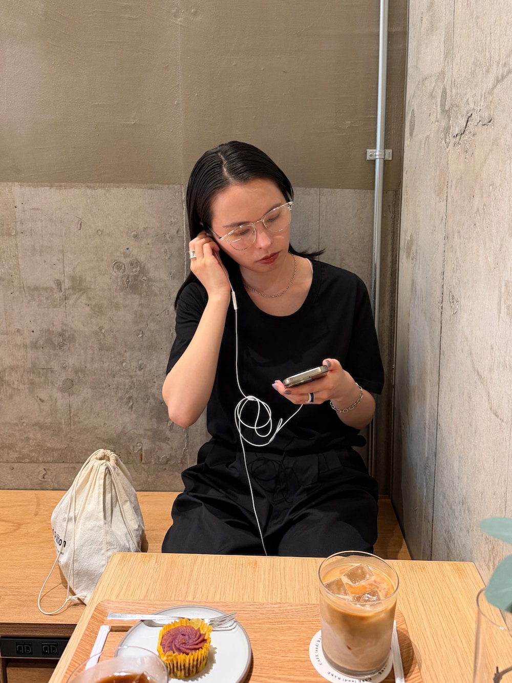 ブラック系のTシャツ/カットソー、ブラック系のチノパンツを着用したレディースの秋コーディネートの3枚目の写真