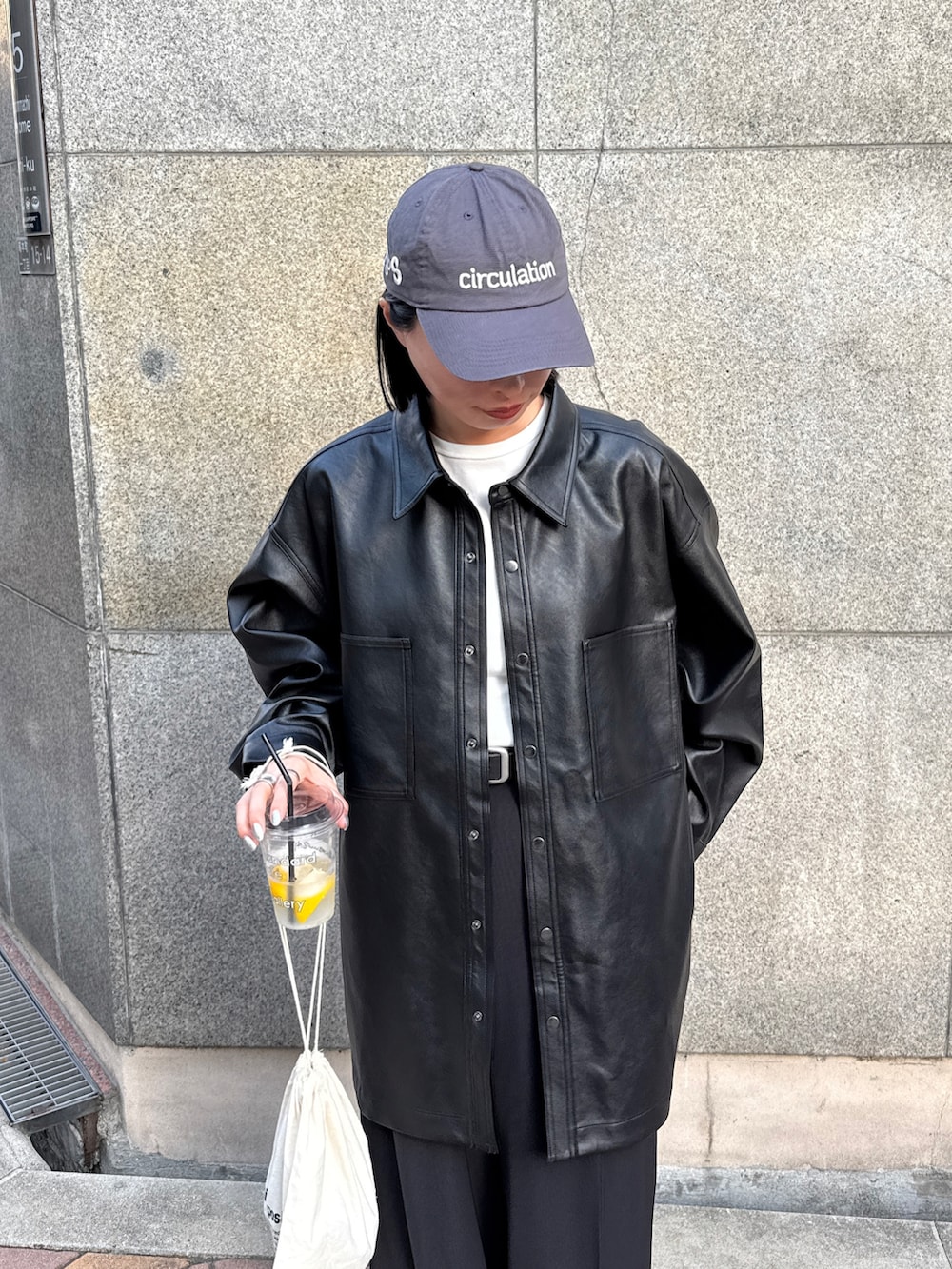 ブラック系のシャツ/ブラウス、ホワイト系のTシャツ/カットソー、ブラック系のその他パンツを着用したレディースの秋コーディネートの3枚目の写真