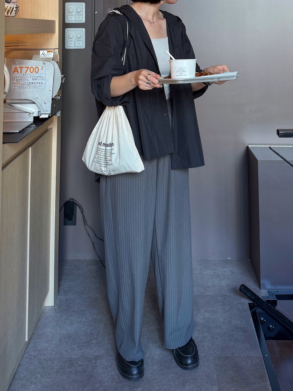 ブラック系のシャツ/ブラウス、グレー系のその他パンツを着用したレディースの秋コーディネートの3枚目の写真