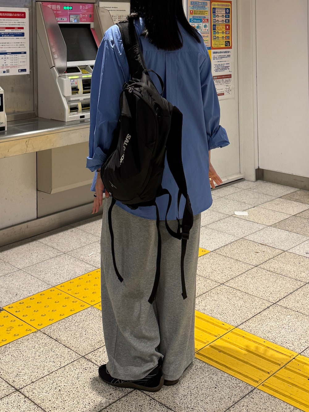 グレー系のパンツ、ブルー系のシャツ/ブラウスを着用したレディースの秋コーディネートの4枚目の写真