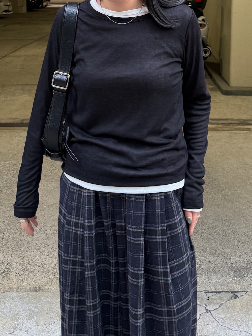 ブラック系のTシャツ/カットソー、パープル系のその他パンツ、ブラック系のショルダーバッグを着用したレディースの秋コーディネートの3枚目の写真