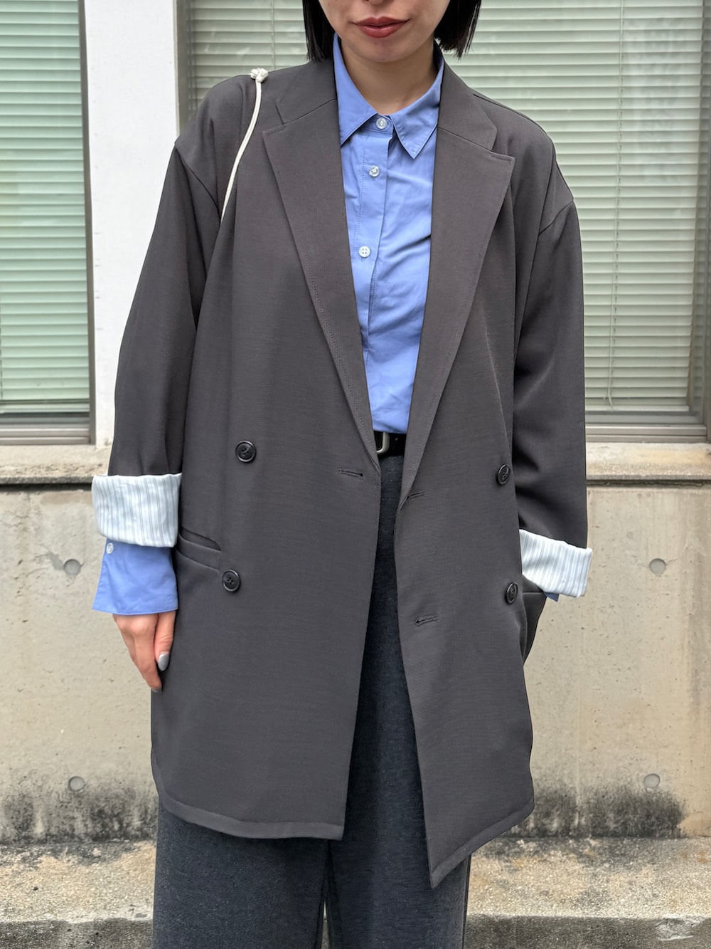 ブルー系のシャツ/ブラウス、グレー系のその他パンツ、グレー系のテーラードジャケットを着用したレディースの秋コーディネートの3枚目の写真