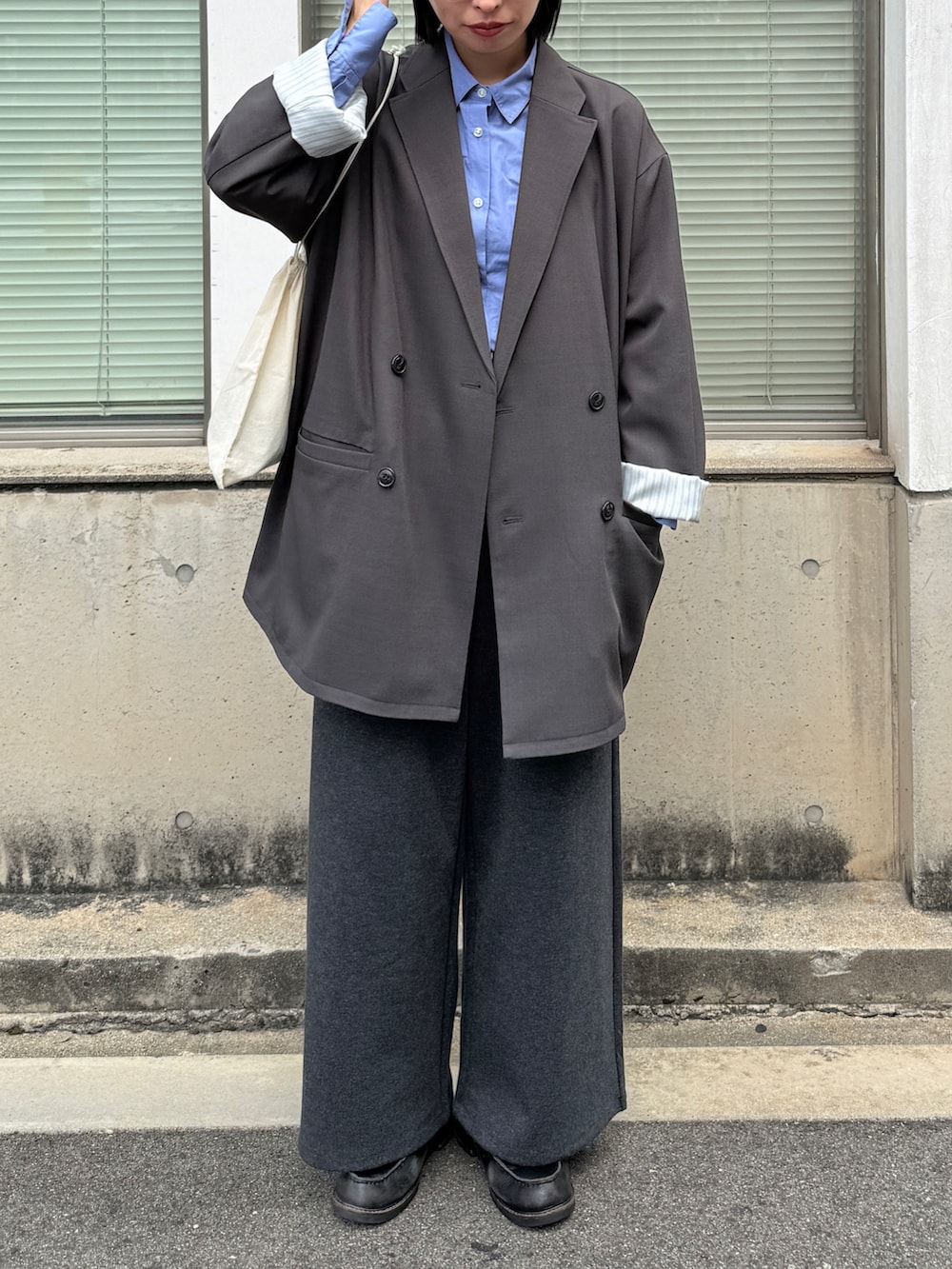 ブルー系のシャツ/ブラウス、グレー系のその他パンツ、グレー系のテーラードジャケットを着用したレディースの秋コーディネートの4枚目の写真