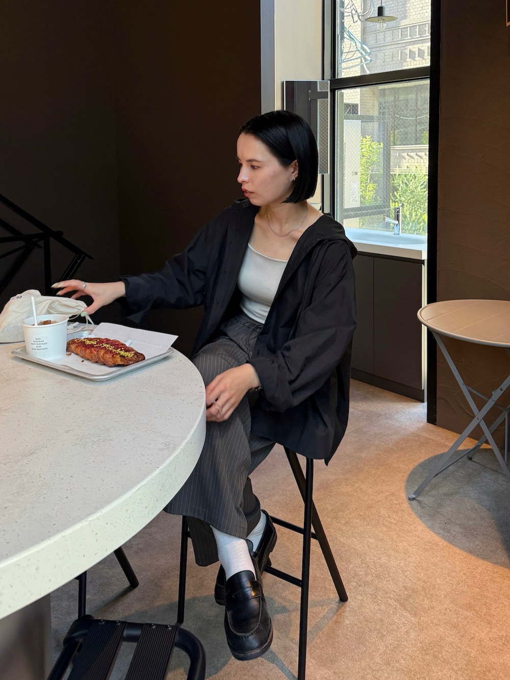 ブラック系のシャツ/ブラウス、グレー系のその他パンツを着用したレディースの秋コーディネートの2枚目の写真