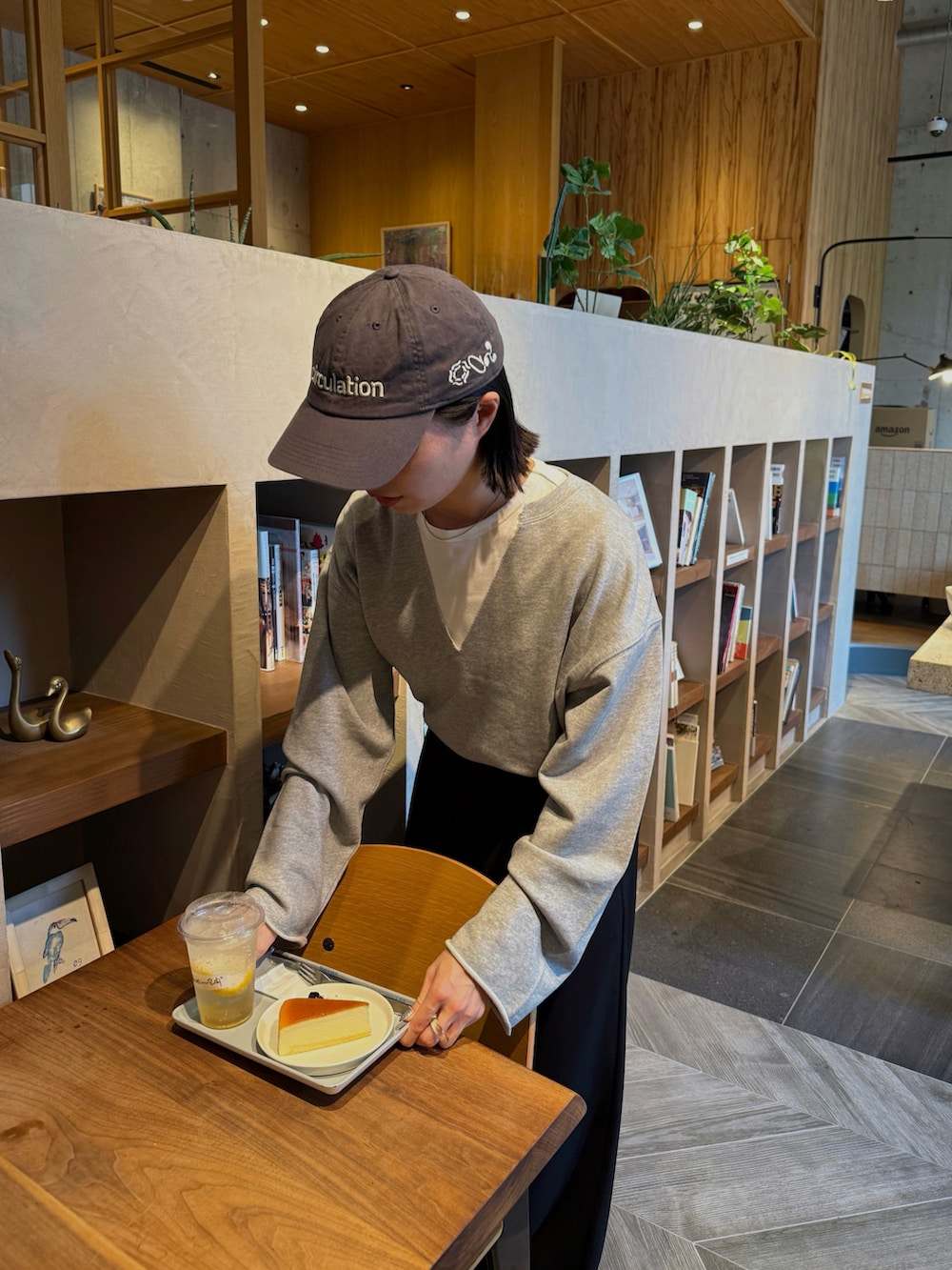 ブラック系のショルダーバッグ、グレー系のスウェット、ブラック系のその他パンツを着用したレディースの秋コーディネートの2枚目の写真