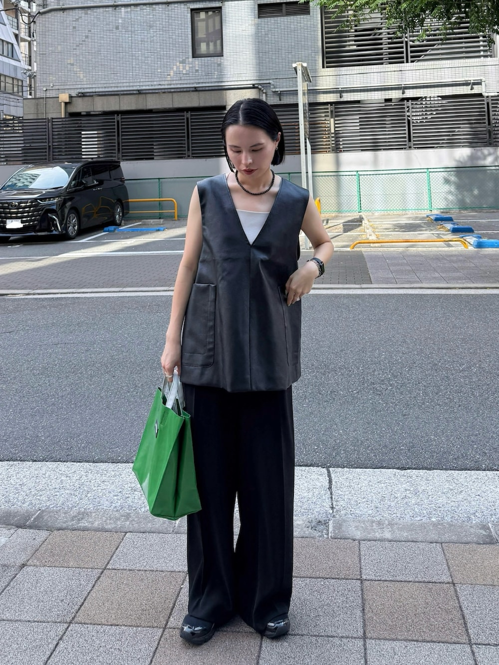 ブラック系のベスト、ブラック系のその他パンツを着用したレディースの秋コーディネートの3枚目の写真