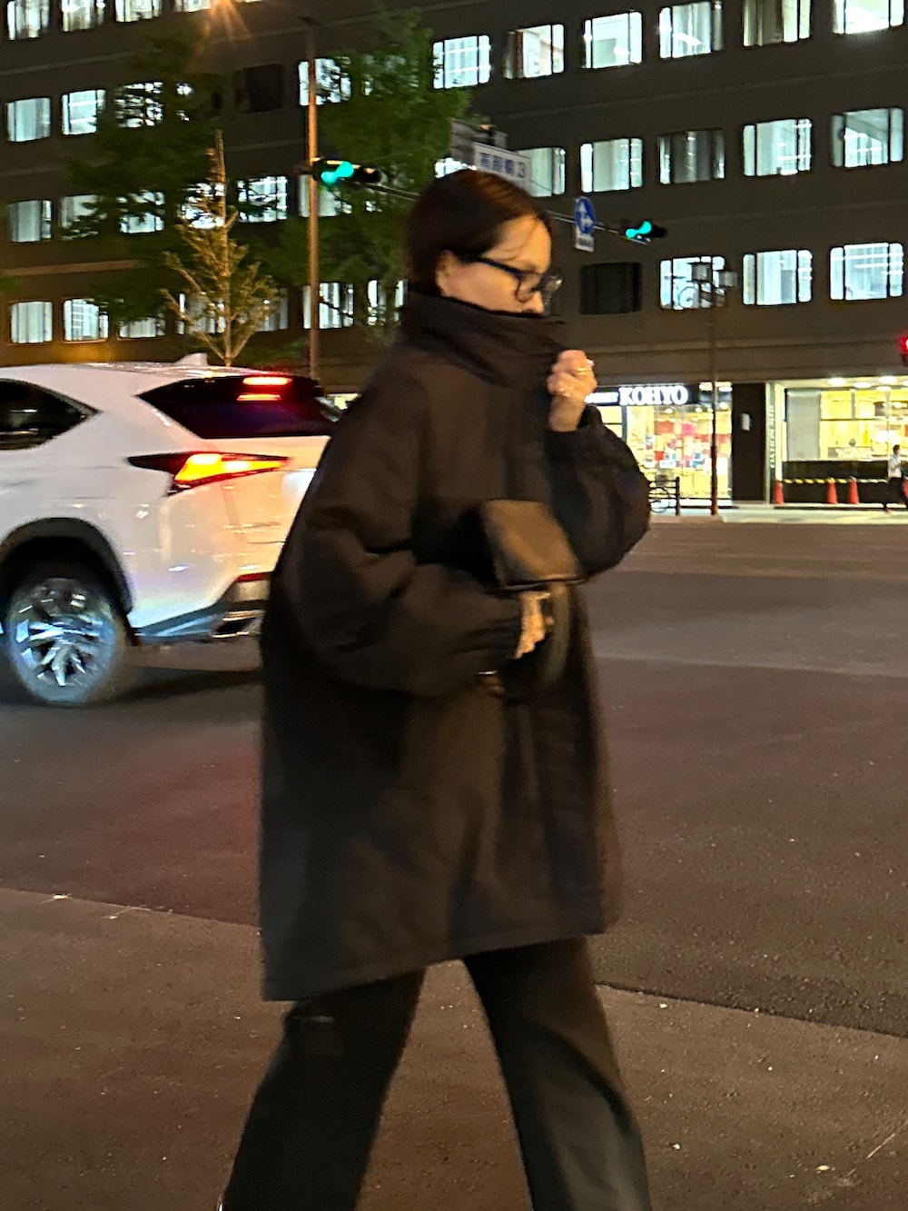 ブラック系のモッズコート、ブラック系のその他パンツ、ブラック系のショルダーバッグを着用したレディースの冬コーディネートの4枚目の写真