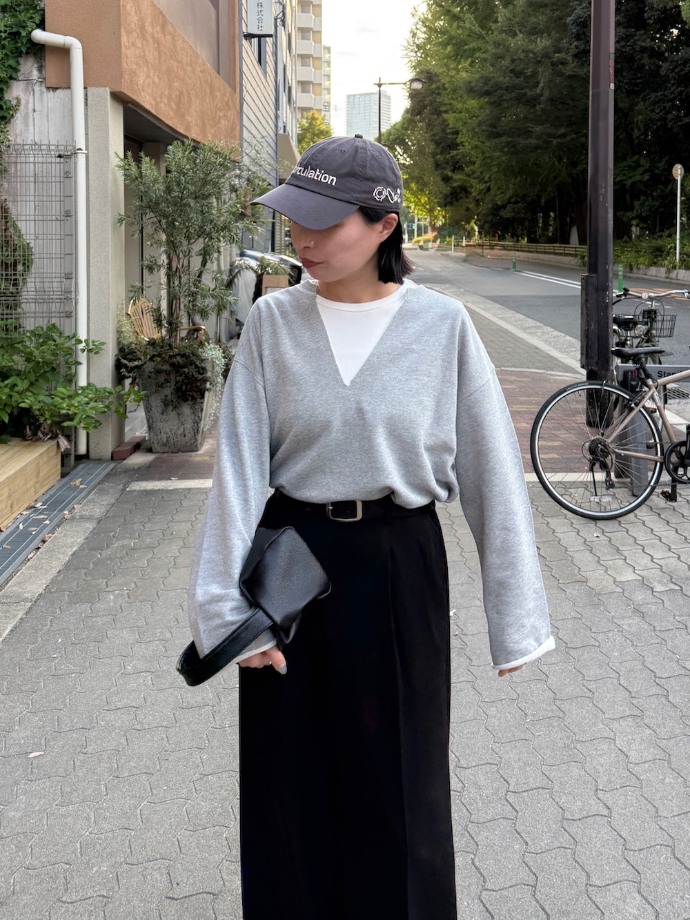 ブラック系のショルダーバッグ、グレー系のスウェット、ブラック系のその他パンツを着用したレディースの秋コーディネートの4枚目の写真