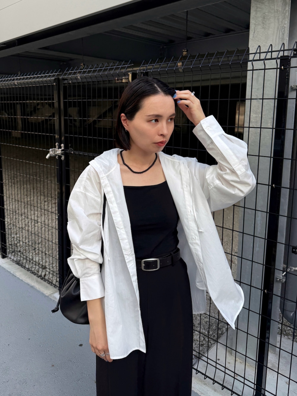 ホワイト系のシャツ/ブラウス、ブラック系のキャミソール、ブラック系のその他パンツを着用したレディースの秋コーディネートの2枚目の写真