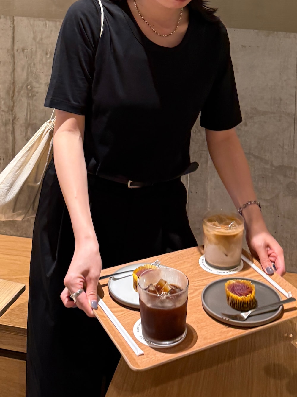 ブラック系のTシャツ/カットソー、ブラック系のチノパンツを着用したレディースの秋コーディネートの2枚目の写真