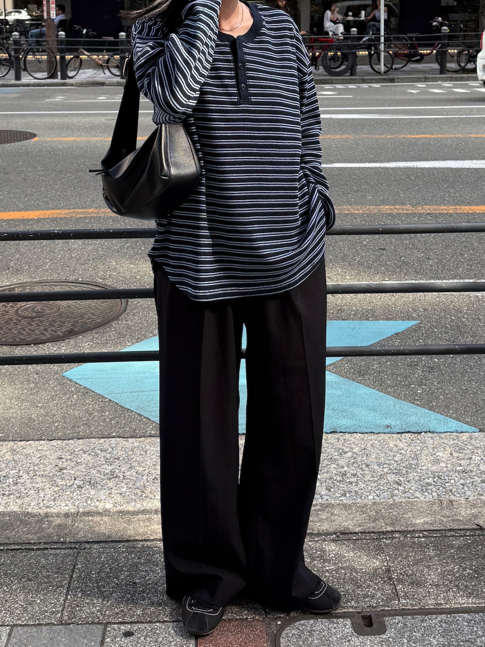 ブラック系のショルダーバッグ、ブラック系のその他パンツ、ブルー系のTシャツ/カットソーを着用したレディースの秋コーディネートの3枚目の写真