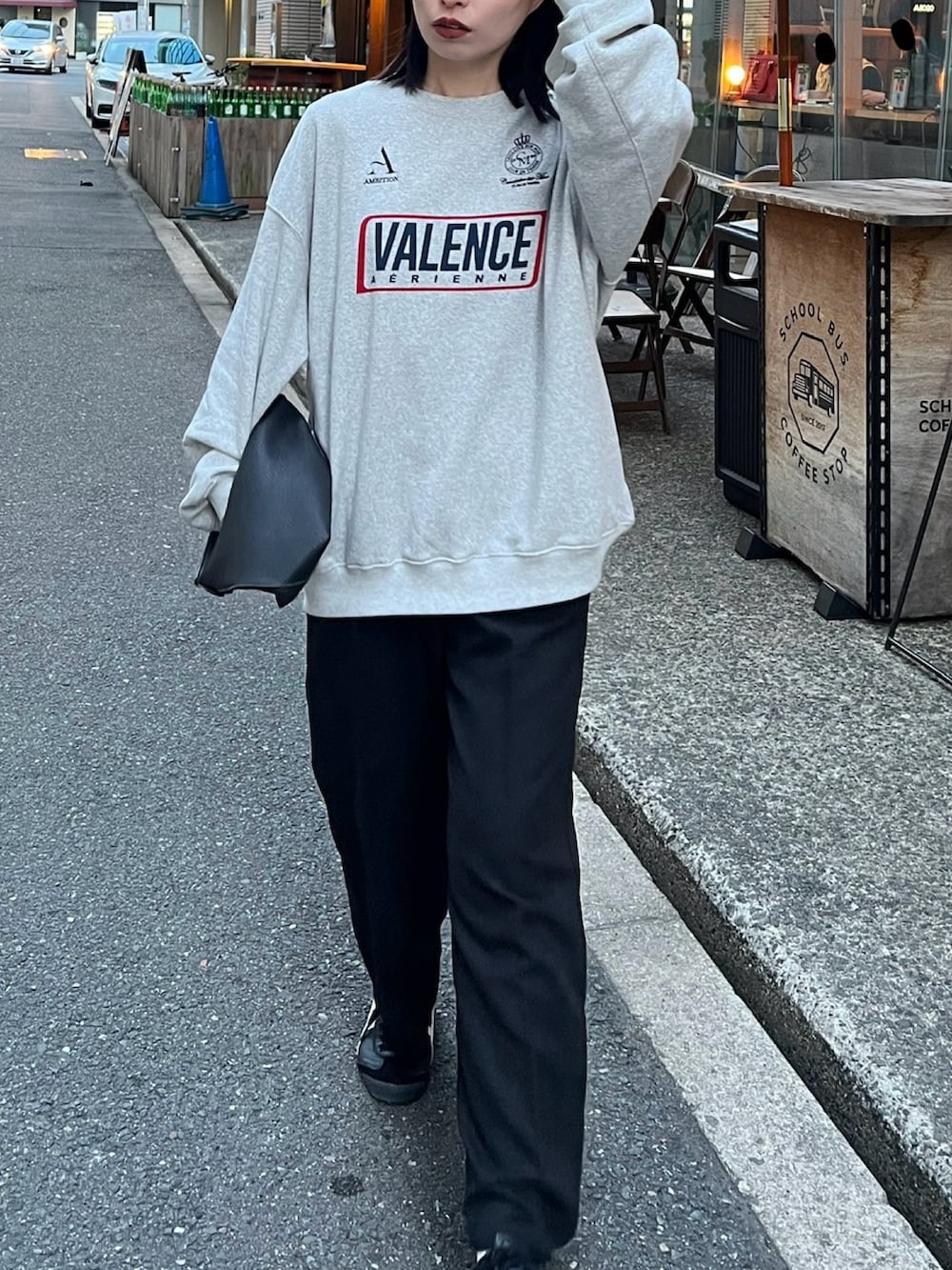 グレー系のTシャツ/カットソー、ブラック系のその他パンツを着用したレディースの春コーディネートの3枚目の写真