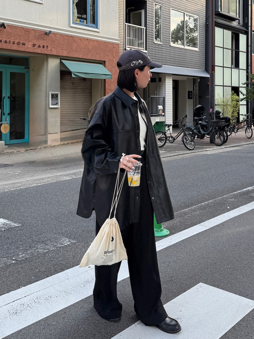 ブラック系のシャツ/ブラウス、ホワイト系のTシャツ/カットソー、ブラック系のその他パンツを着用したレディースの秋コーディネートの4枚目の写真