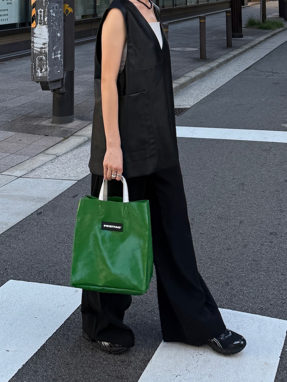 ブラック系のベスト、ブラック系のその他パンツを着用したレディースの秋コーディネートの5枚目の写真