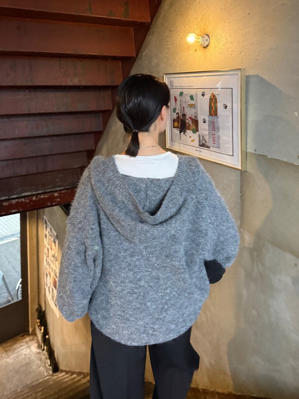 グレー系のニット/セーター、ホワイト系のTシャツ/カットソー、ブラック系のその他パンツを着用したレディースの秋コーディネートの3枚目の写真