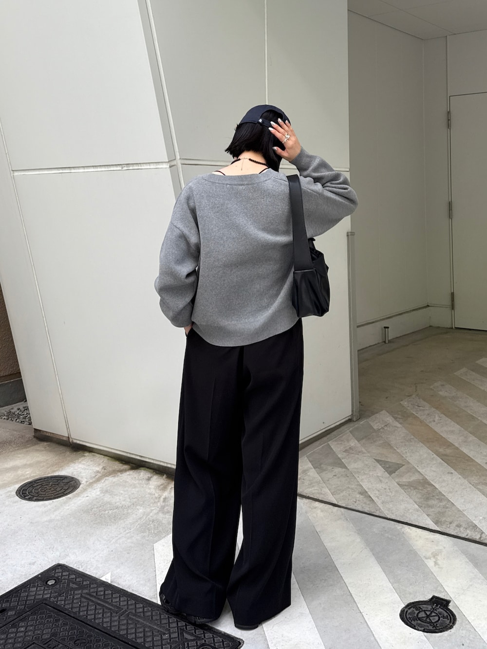 グレー系のカーディガン/ボレロ、ブラック系のその他パンツ、ブラック系のショルダーバッグを着用したレディースの秋コーディネートの4枚目の写真