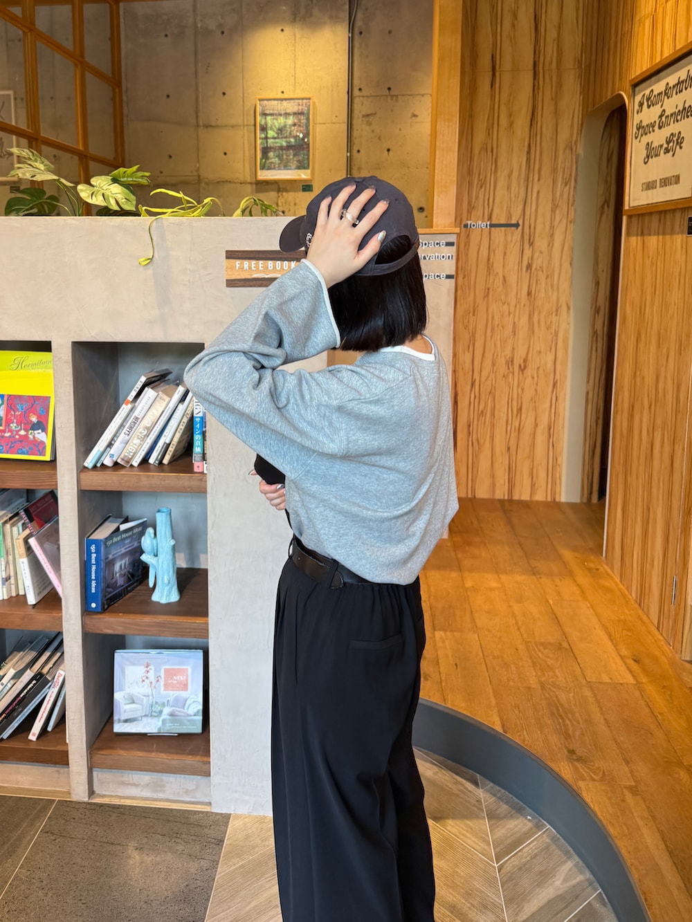 ブラック系のショルダーバッグ、グレー系のスウェット、ブラック系のその他パンツを着用したレディースの秋コーディネートの5枚目の写真