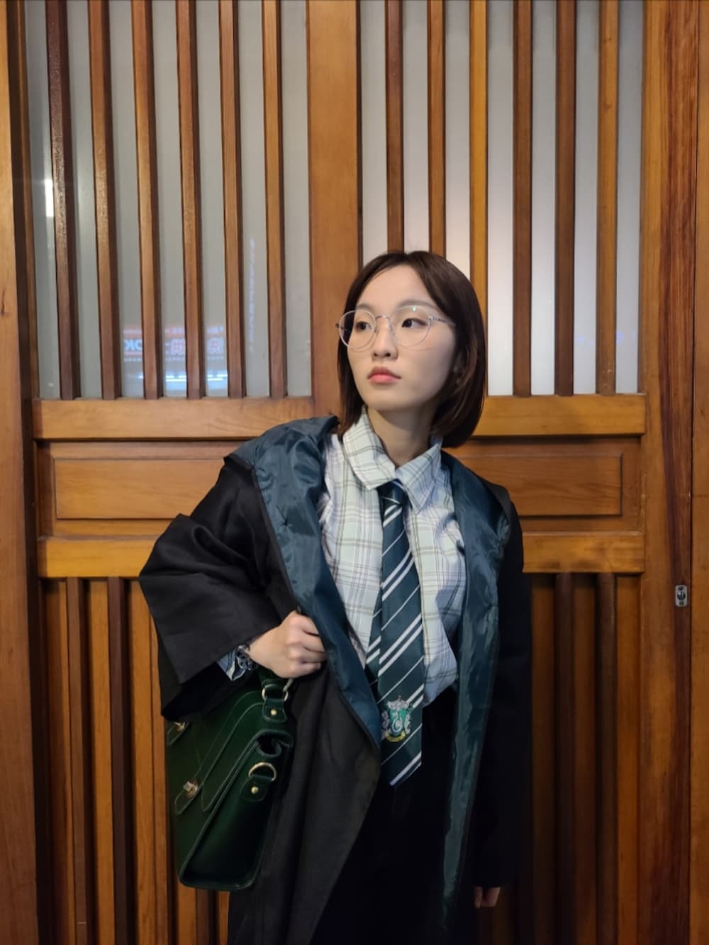 ブラック系のその他シューズを着用したレディースの春コーディネートの2枚目の写真