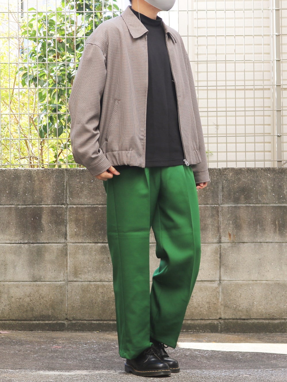 ブラック系のニット/セーター、その他のブルゾン、グリーン系のスラックスを着用したメンズの秋コーディネートの2枚目の写真