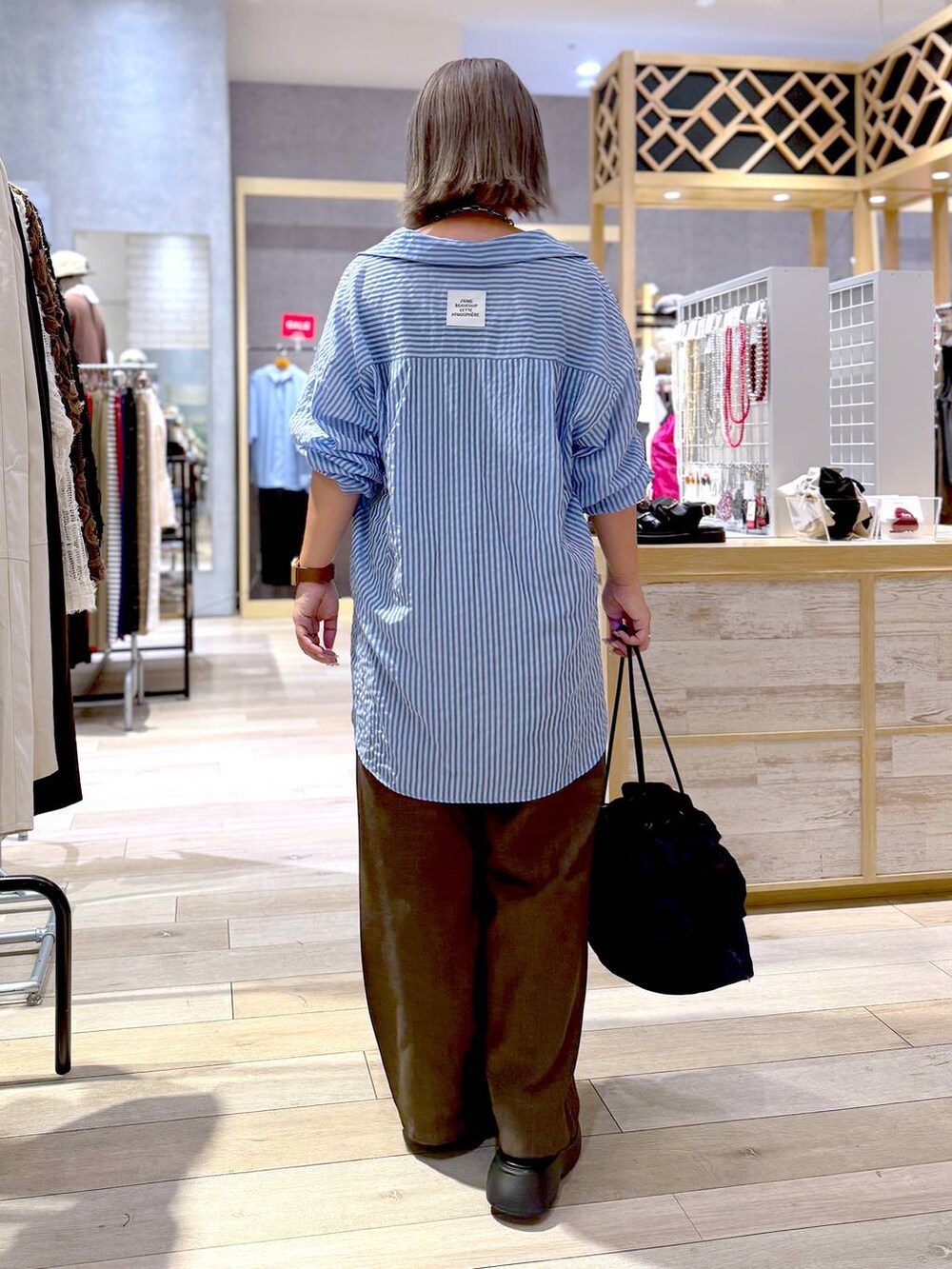 ブラック系のキャミソール、ブラウン系のその他パンツ、ブラック系のサンダルを着用したレディースの夏コーディネートの3枚目の写真