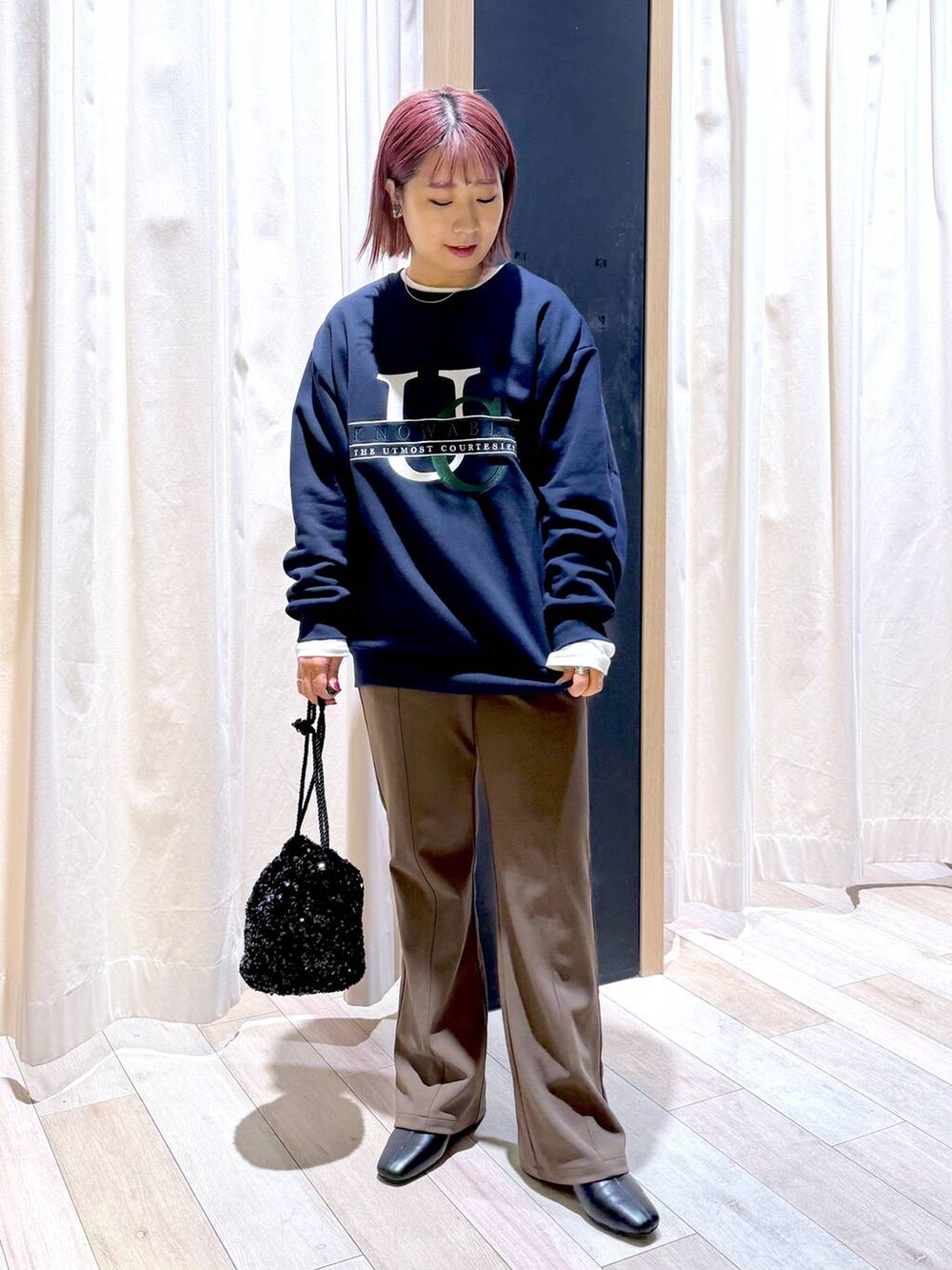 ブラウン系のその他パンツ、ホワイト系のTシャツ/カットソー、ブラック系のブーツを着用したレディースの冬コーディネートの6枚目の写真