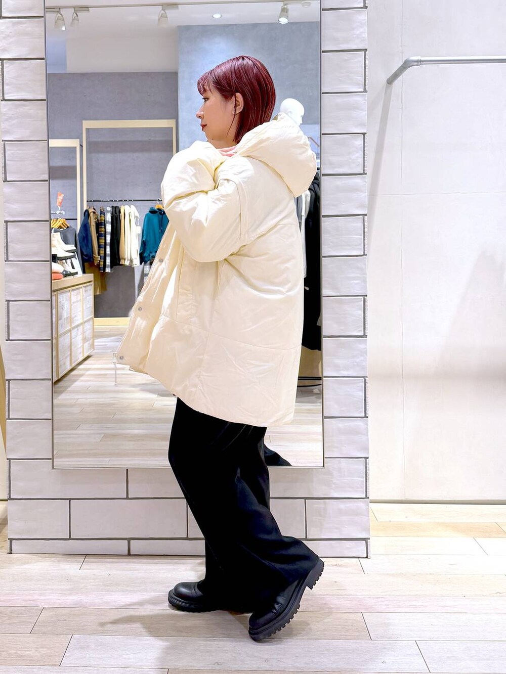 ホワイト系のその他アウター、ブラック系のその他パンツ、ブラック系のニット/セーターを着用したレディースの冬コーディネートの5枚目の写真