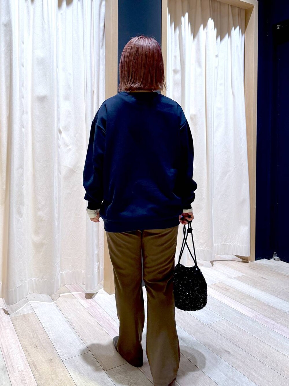 ブラウン系のその他パンツ、ホワイト系のTシャツ/カットソー、ブラック系のブーツを着用したレディースの冬コーディネートの4枚目の写真