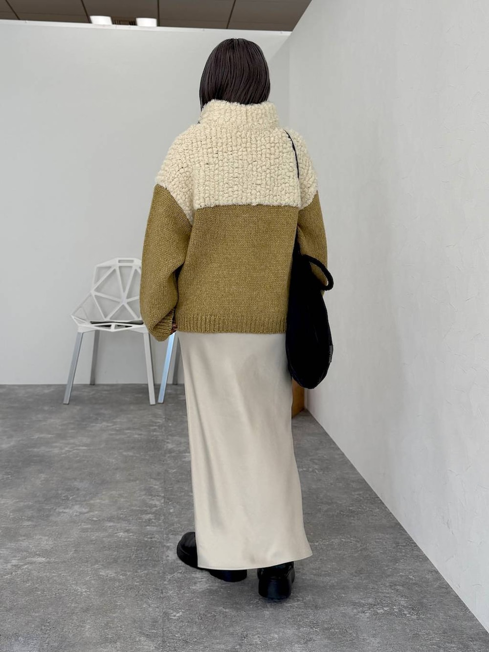 ホワイト系のスカート、ブラック系のサンダル、ブラック系のトートバッグを着用したレディースの秋コーディネートの4枚目の写真