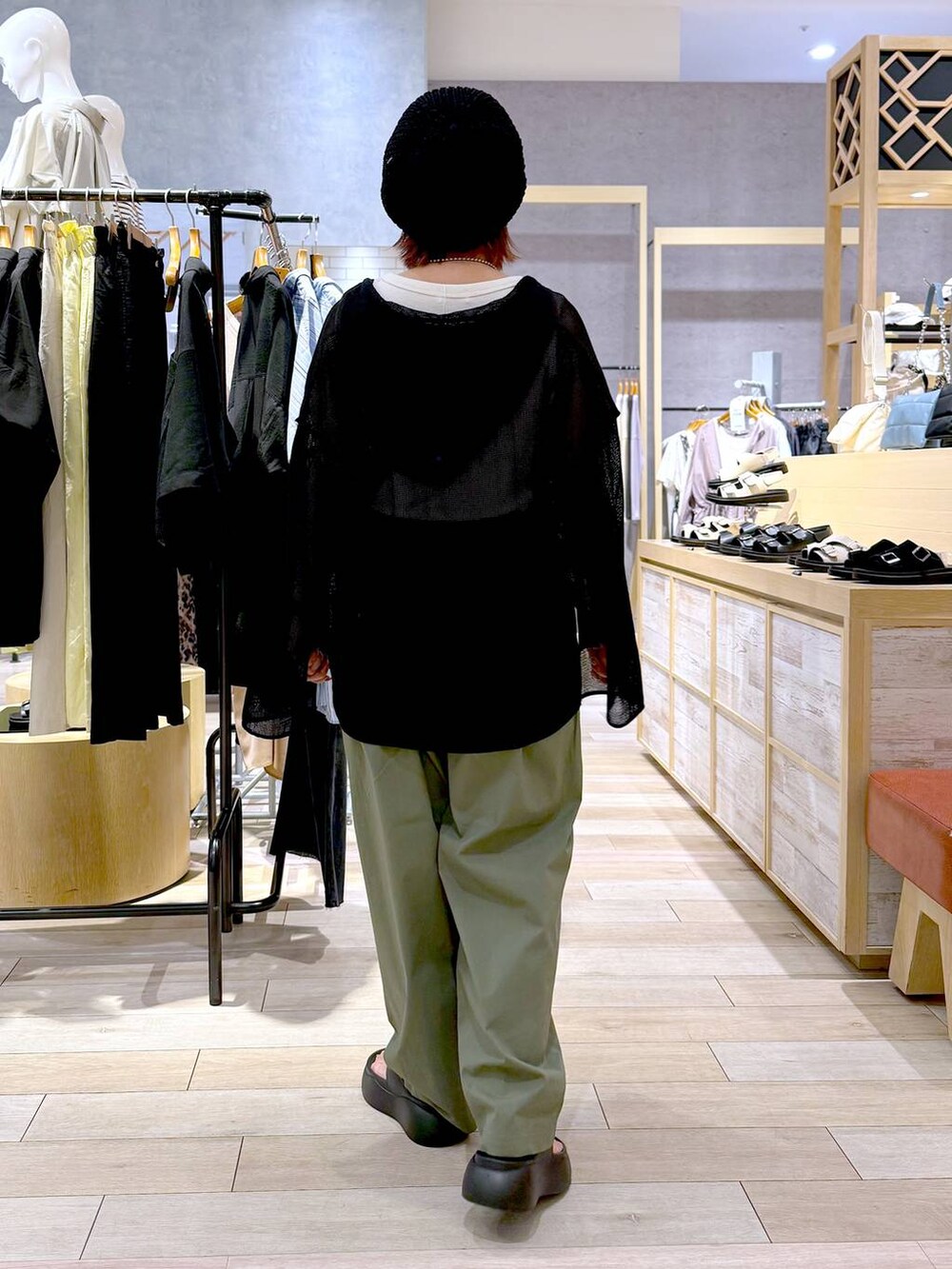 ブラック系のサンダル、グリーン系のその他パンツ、ホワイト系のタンクトップを着用したレディースの春コーディネートの4枚目の写真