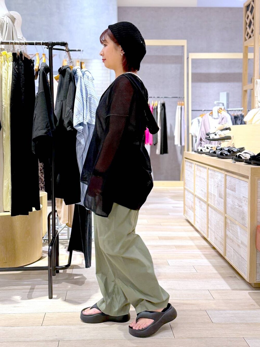 ブラック系のサンダル、グリーン系のその他パンツ、ホワイト系のタンクトップを着用したレディースの春コーディネートの5枚目の写真
