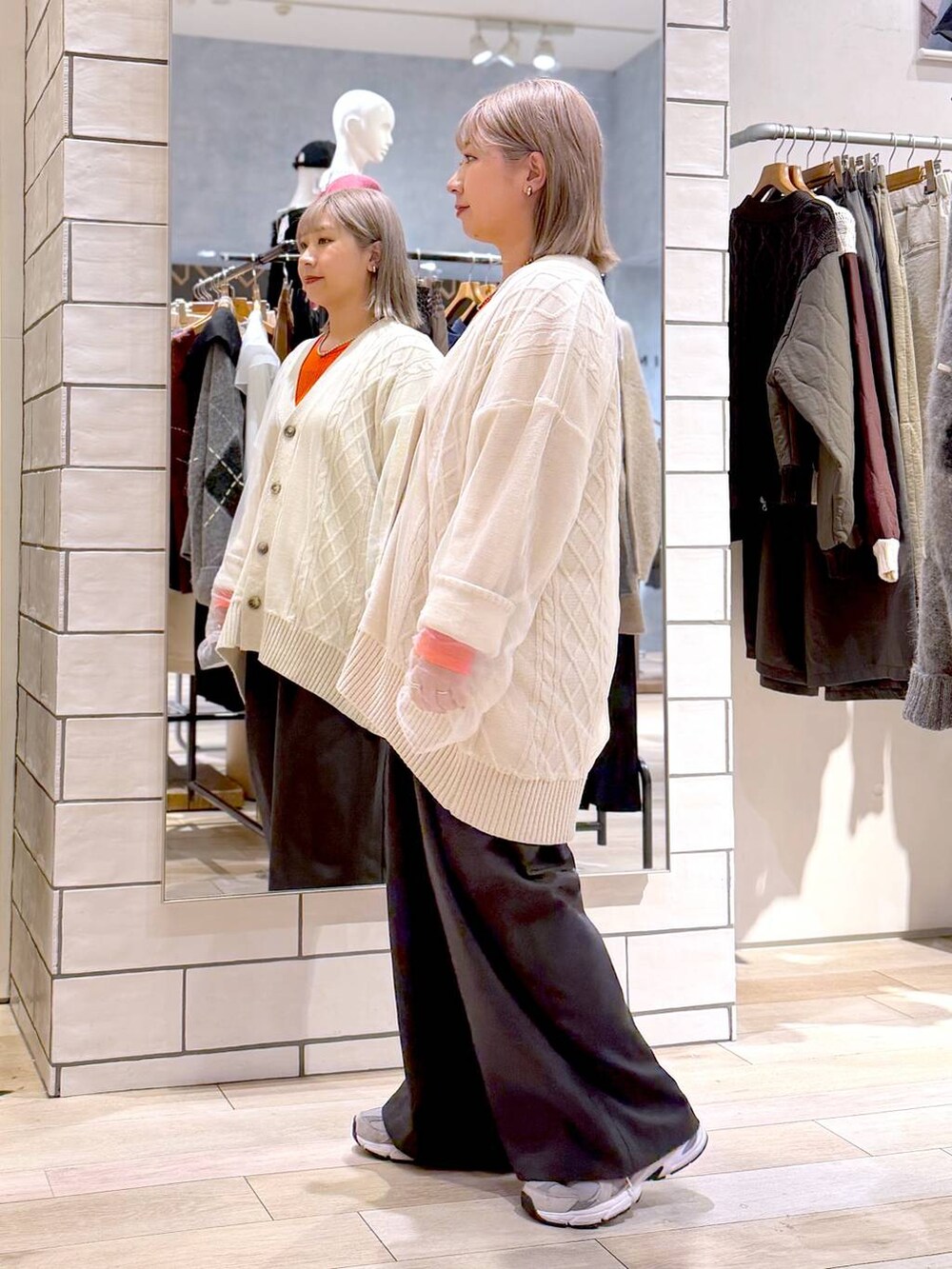 グレー系のその他パンツ、ホワイト系のカーディガン/ボレロを着用したレディースの秋コーディネートの5枚目の写真